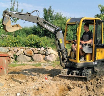 Fundament til skur: Grav ud med minigraveren Fundament til skur: Grav ud med minigraveren